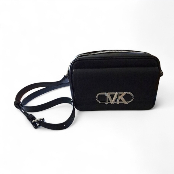 Michael Kors Handbags - Michael Kors Manhattan Camera Crossbody